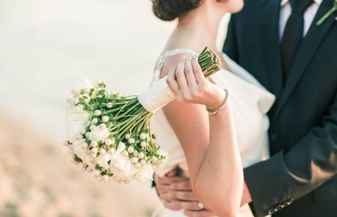 Элегантная свадебная подушечка для колец своими руками